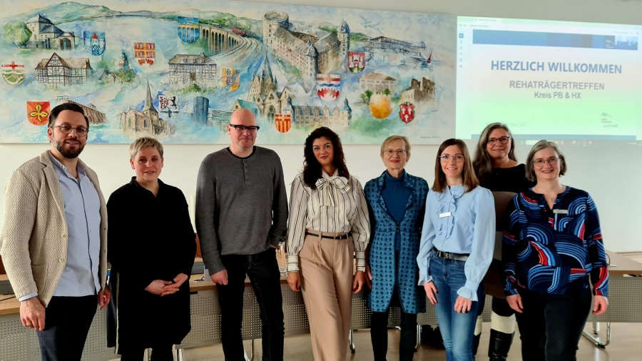 Matthias Daniel (Ergänzende Unabhängige Teilhabeberatung Höxter), Ulrike Häcker (Kompetenzzentrum Selbstbestimmt Leben OWL), Stephan Wieners (Kompetenzzentrum Selbstbestimmt Leben OWL), Zehra Bavli (Gesundheitsamt Kreis Paderborn), Jutta Vormberg (Ergänzende Unabhängige Teilhabeberatung Paderborn), Susanne Burmann (Integrationsfachdienst), Sonja Bokhof (Ergänzende Unabhängige Teilhabeberatung Paderborn), Simone Hennemeyer (Integrationsfachdienst). Foto: Kreis Paderborn Matthias Daniel (Ergänzende Unabhängige Teilhabeberatung Höxter), Ulrike Häcker (Kompetenzzentrum Selbstbestimmt Leben OWL), Stephan Wieners (Kompetenzzentrum Selbstbestimmt Leben OWL), Zehra Bavli (Gesundheitsamt Kreis Paderborn), Jutta Vormberg (Ergänzende Unabhängige Teilhabeberatung Paderborn), Susanne Burmann (Integrationsfachdienst), Sonja Bokhof (Ergänzende Unabhängige Teilhabeberatung Paderborn), Simone Hennemeyer (Integrationsfachdienst). Foto: Kreis Paderborn